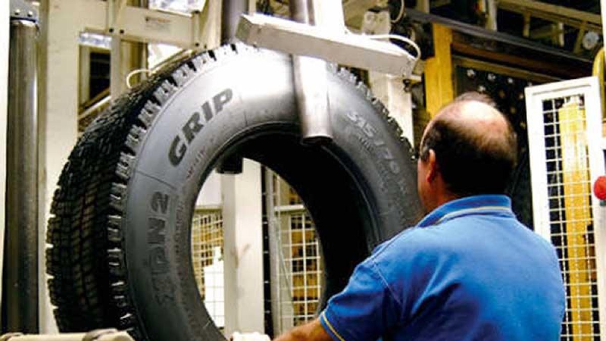 Un trabajador de la factoría de Michelin en Aranda de Duero supervisa uno de los neumáticos que allí se fabrican.