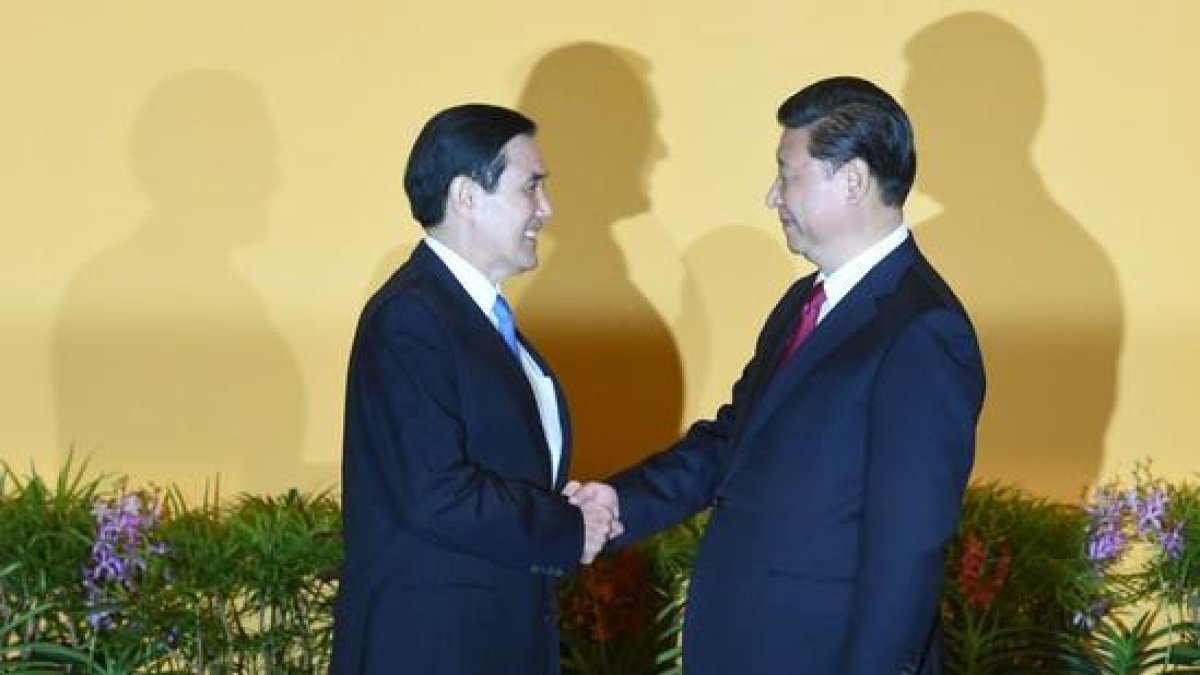 El presidente chino Xi Jinping (a la derecha) le da la mano al presidente de Taiwán Ma Ying-jeou (L) antes de su reunión en el hotel Shangrila de Singapur este sábado.-AFP / ROSLAN RAHMAN