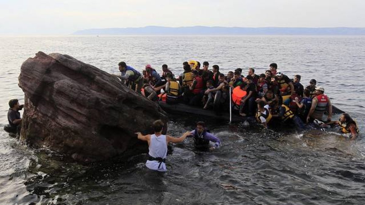Un grupo de inmigrantes sirios llega este miércoles en lancha neumática a la costa de Mitilene, en la isla griega de Lesbos, tras cruzar el Mediterráneo.-Foto: EFE / ORESTIS PANAGIOTOU
