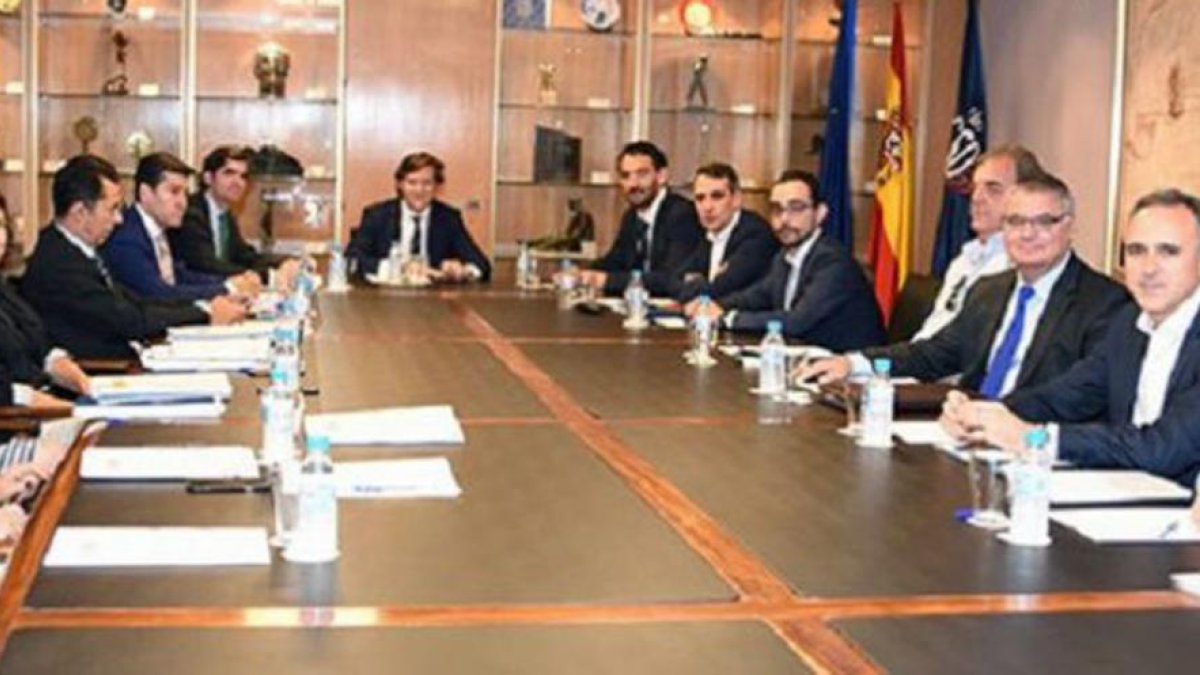 Representantes delCSD, de ACBy de laFederación Española posan antes de una reunión.-CSD