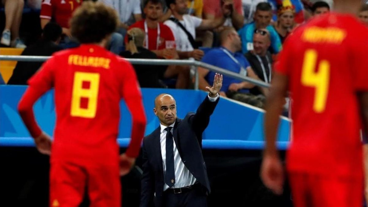 Robert Martínez da instrucciones con Fellaini y Kompany en primer plano-ESTEBAN RIVA