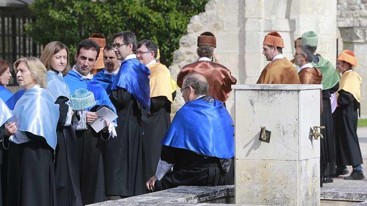 Varios doctores de la UBU charlan entre ellos en la inauguración del curso académico.-RAÚL G. OCHOA