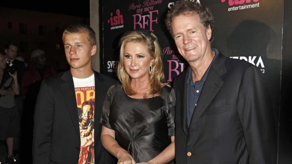 Una imagen de archivo de Conrad Hilton junto a sus padres Rick Hilton y Kathy Richards.-AP / MATT SAYLES