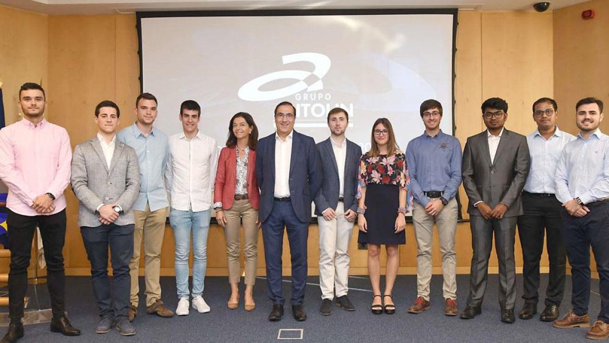 Integrantes de la primera edición del Máster Dual de la UBU y Antolín.-ECB