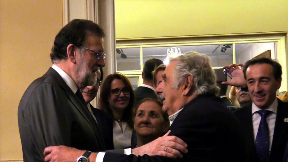Rajoy saluda al expresidente de Uruguay José Mujica, este martes en Montevideo.-EFE