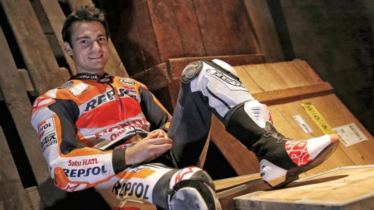 Dani Pedrosa, posa para la entrevista con su equipo, en Catar.-REPSOL MEDIA / JAIME OLIVARES