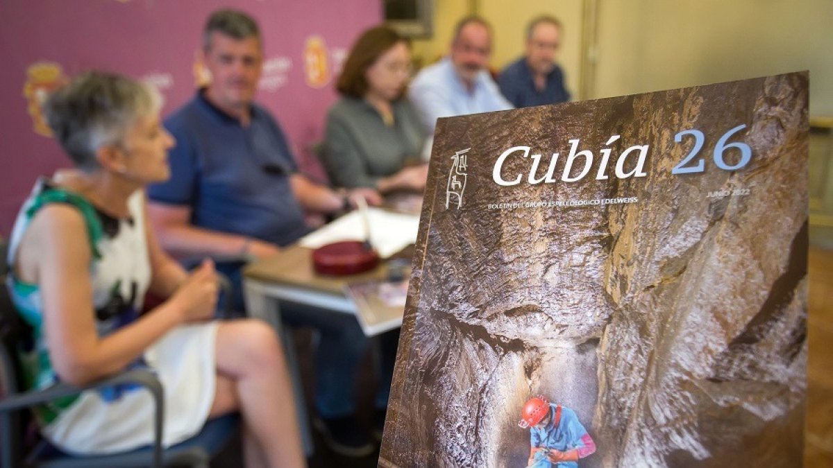 Presentación, en la Diputación de Burgos, del último número de la revista del grupo espeleológico Edelweiss. TOMÁS ALONSO