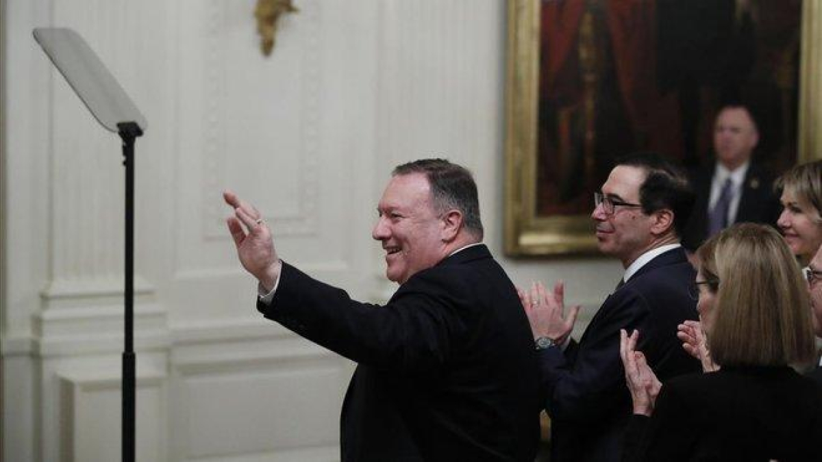 El secretario de Estado de EEUU, Mike Pompeo (izquierda), saluda tras recibir el reconocimiento de Donald Trump durante la conferencia de paz sobre Oriente Próximo, este martes, en Washington.-ALEX BRANDON (AP)