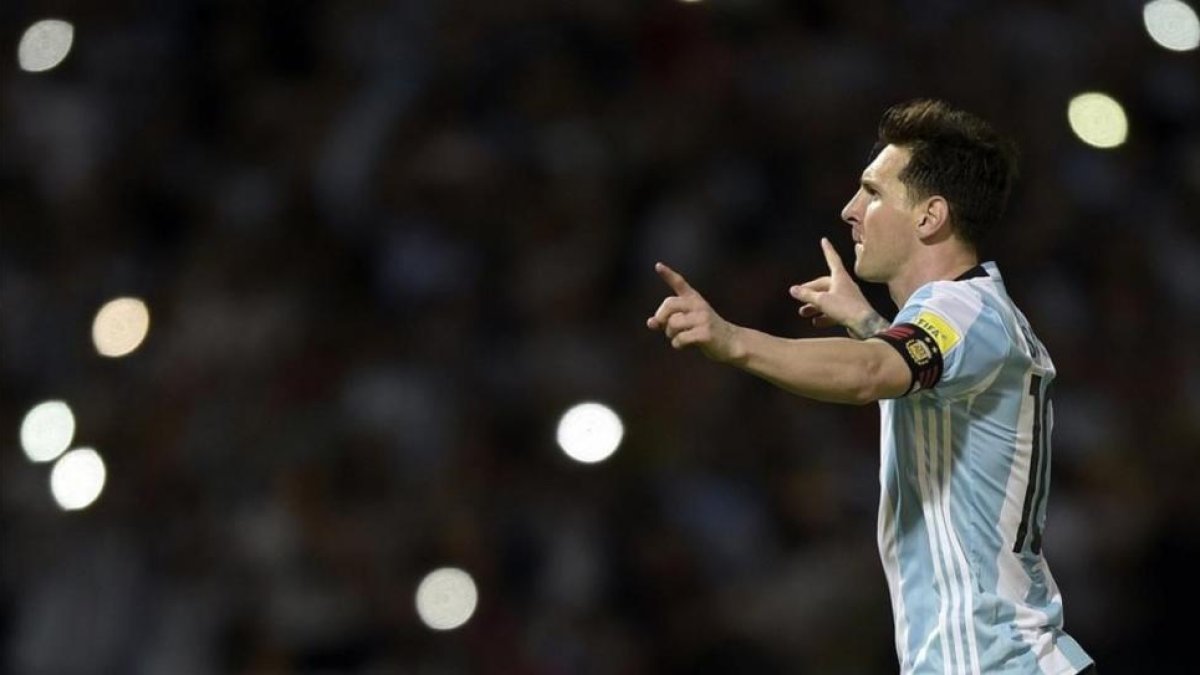 Leo Messi celebra su gol 500 con la selección argentina.-AFP / JUAN MABROMATA