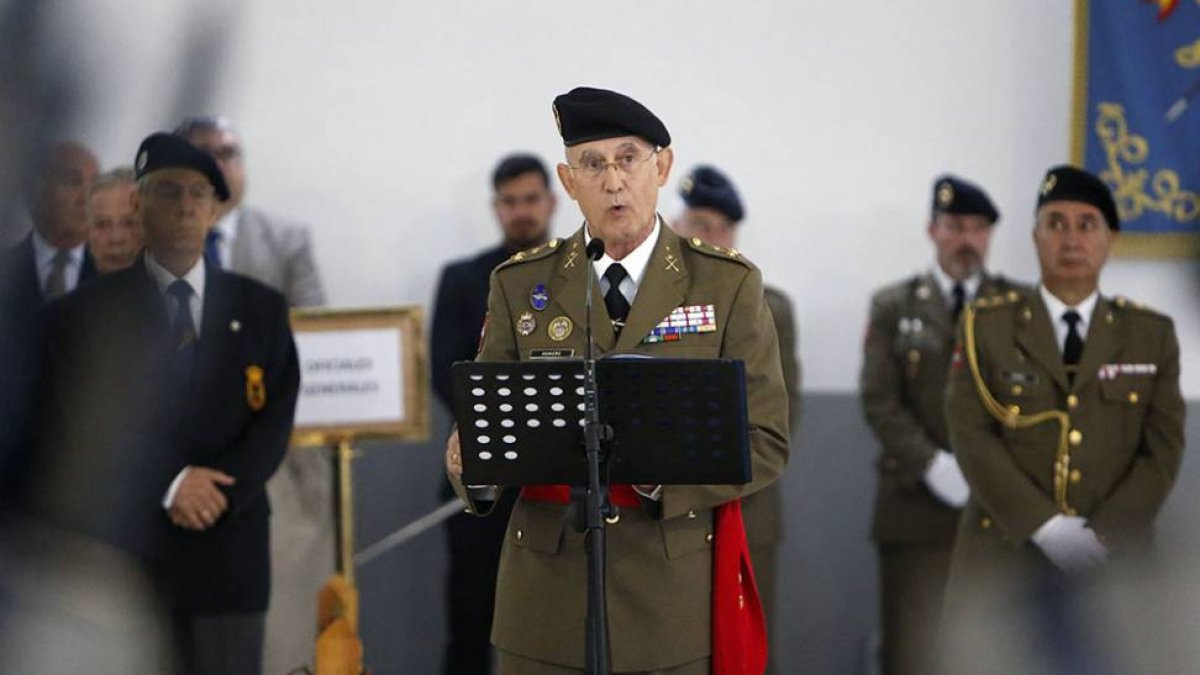 El general Manuel Romero Carril durante su intervención tras la toma de posesión.-RAÚL G. OCHOA