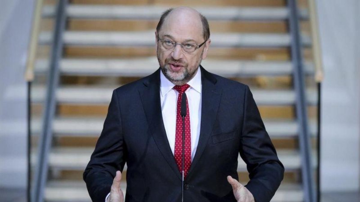 Martin Schulz habla con la prensa al inicio de la ronda de negociaciones con la CDU, este domingo, 4 de febrero.-AP / KAY NIETFELD