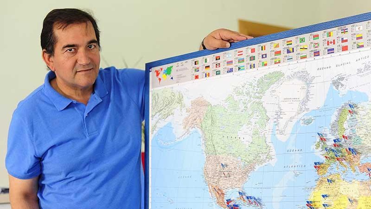 El delegado de misiones en Burgos, Ramón Delgado, sostiene un mapa en el que están señalados todos los territorios donde han intervenido.-ISRAEL L. MURILLO