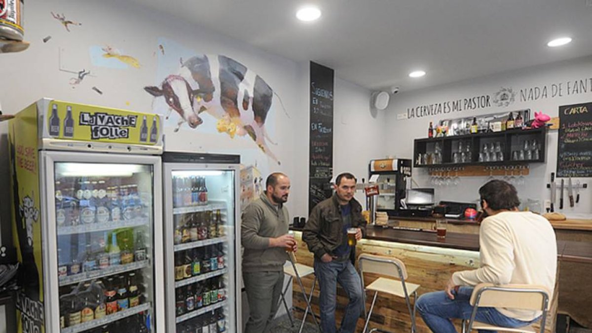 Unos clientes en ‘La Vache Folle’.-ISRAEL L. MURILLO
