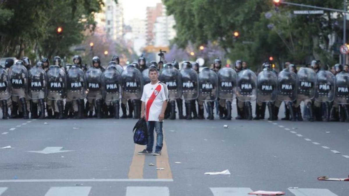 La imagen previa al caos frente al estadio del River Plate, en Buenos Aires.-REUTERS / ALBERTO REGGIO