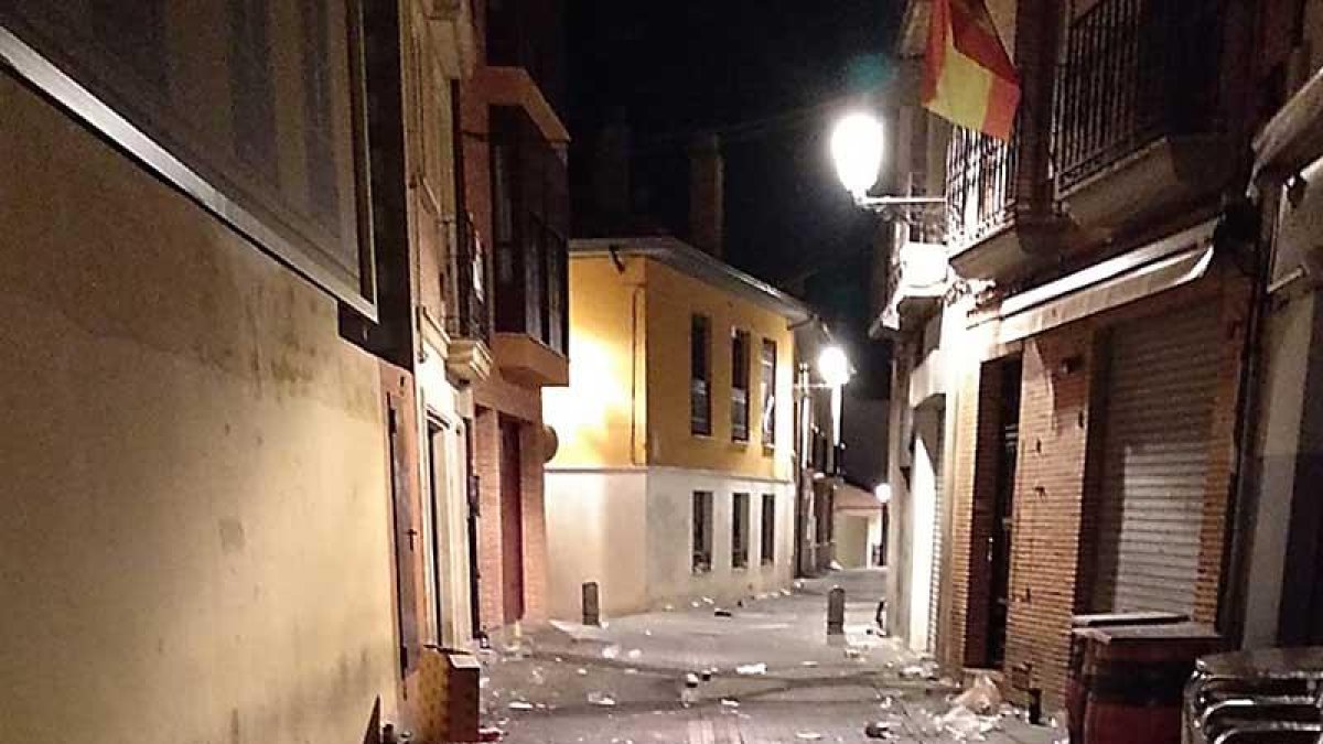 Vasos y platos de plástico en la calle tras un evento de gran afluencia.-L.V.