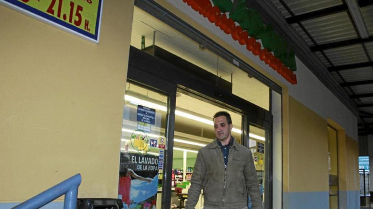 Uno de los talleres es organizar una compra en un pequeño supermercado.-CHEMA TEJADA