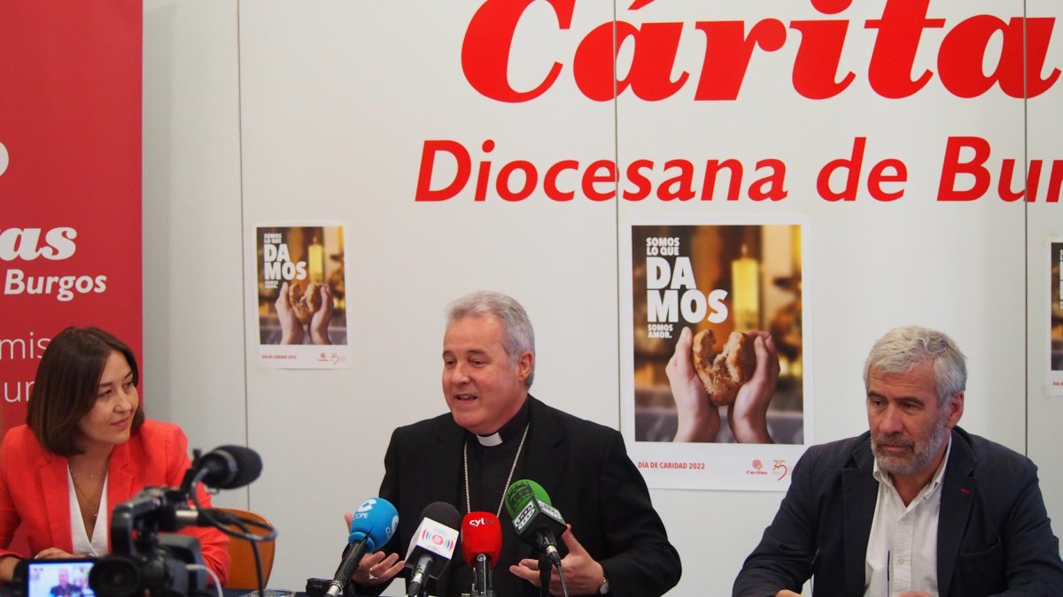 María Gutiérrez (Coordinadora Acción Social) y Jorge Simón (Director de Cáritas) flanquean al arzobispo de Burgos en la presentación de la memoria.