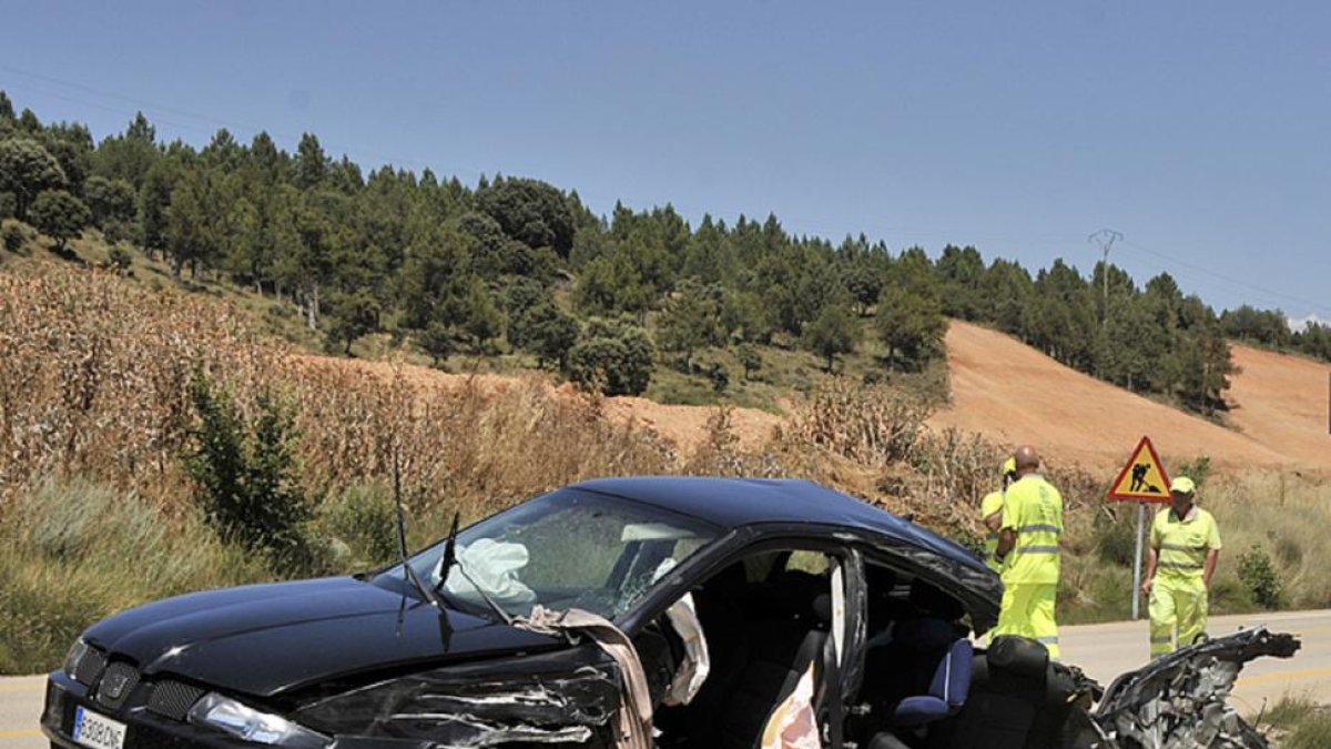 Estado en el que quedó el vehículo accidentado en Soria.-VALENTIN GUISANDE