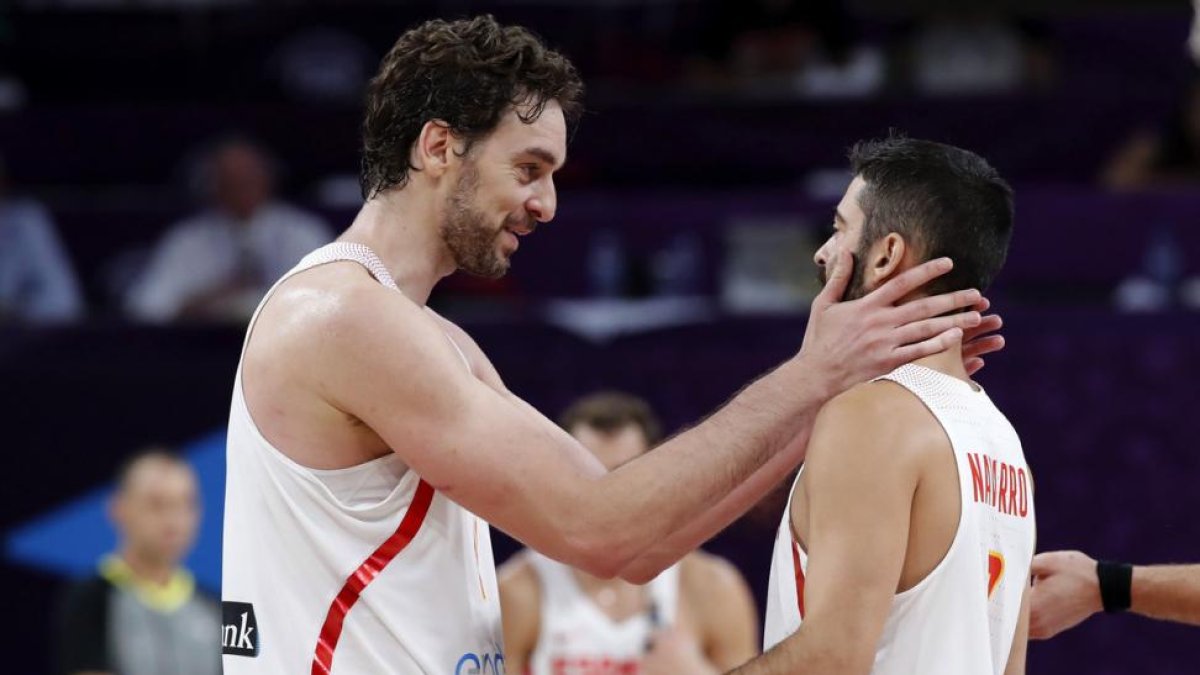 Pau Gasol celebra con Navarro la victoria en el partido por el bronce.-EFE