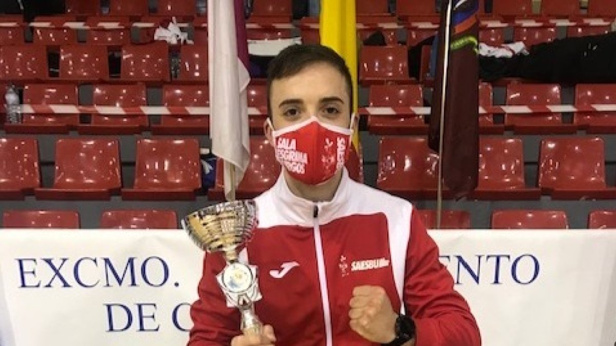 Álvaro Ibáñez posa con el trofeo. ECB
