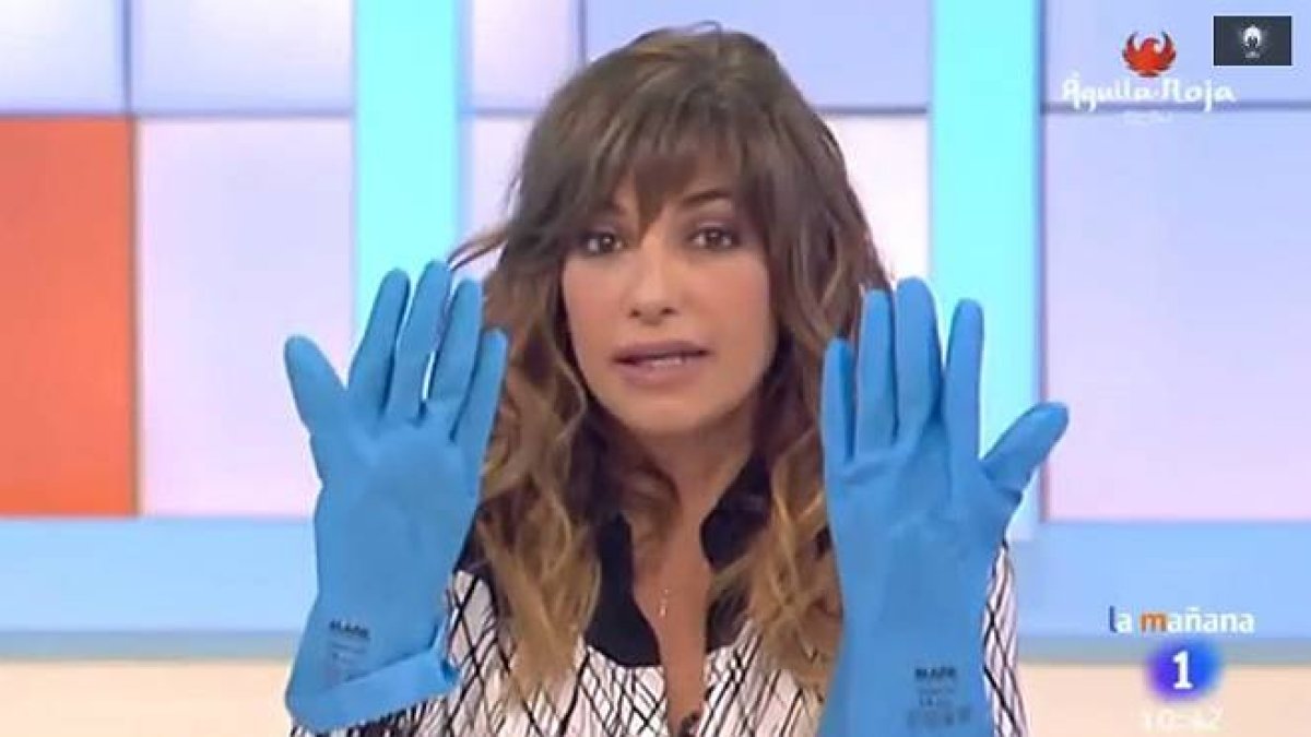 La presentadora Mariló Montero enseña los protocolos de seguridad del ébola.-
