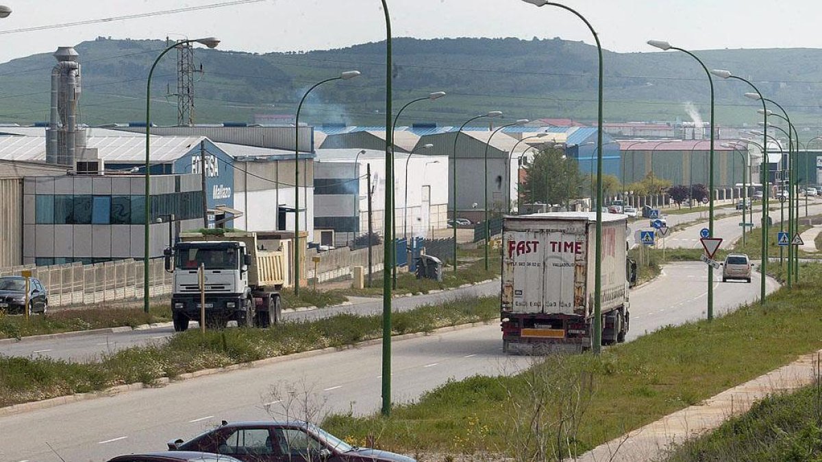 El polígono de Villalonquéjar tiene problemas para el aparcamiento de camiones.