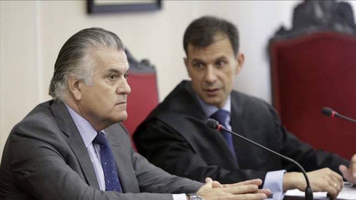 Luis Bárcenas junto a su abogado en la vista de este jueves en el juzgado de lo social.-Foto: EFE