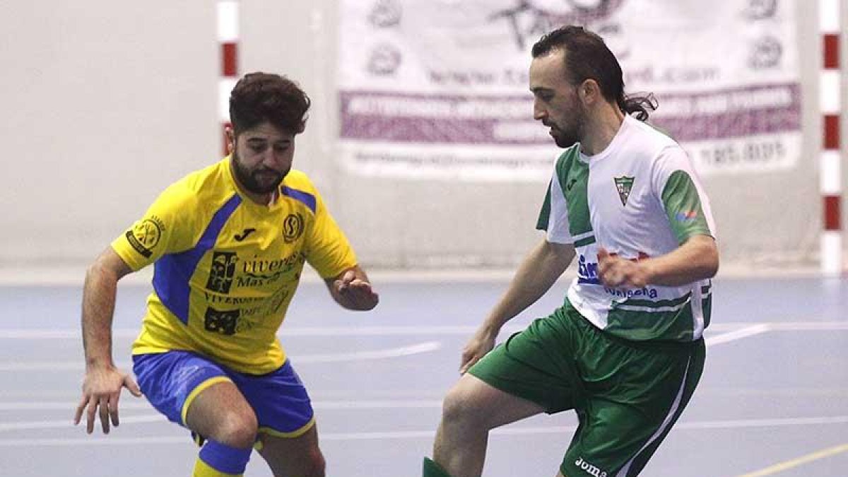 Ercilla pisa un balón en un choque en el Polideportivo Círculo-Santi Otero