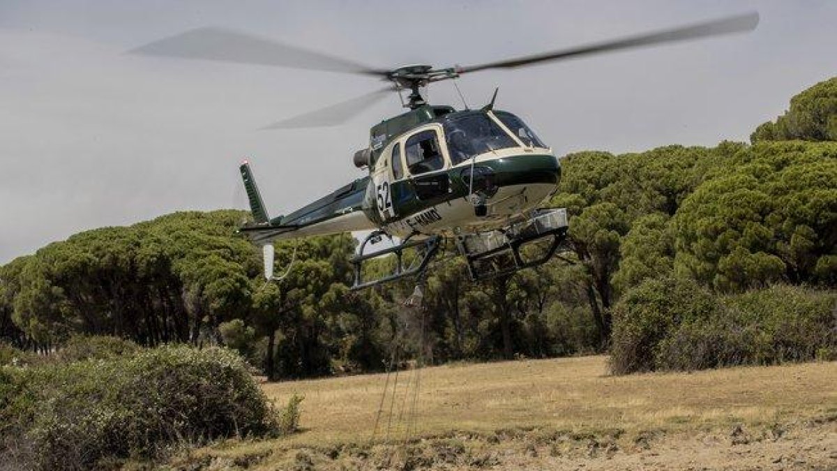 Un helicóptero, en las tareas de extinción del incendio de Cadalso de los Vidrios.-BERNAT ARMANGUE (AP)
