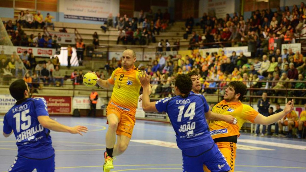 Diego Camino, en acción en el choque de ayer-Alberto Calvo