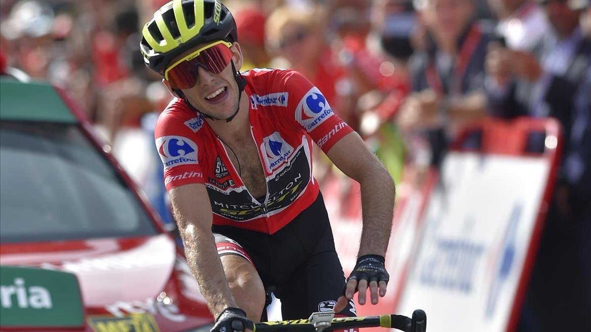 Simon Yates cruza la meta de la Rabassa en segunda posición tras una gran subida.-AFP / ANDER GILLENEA