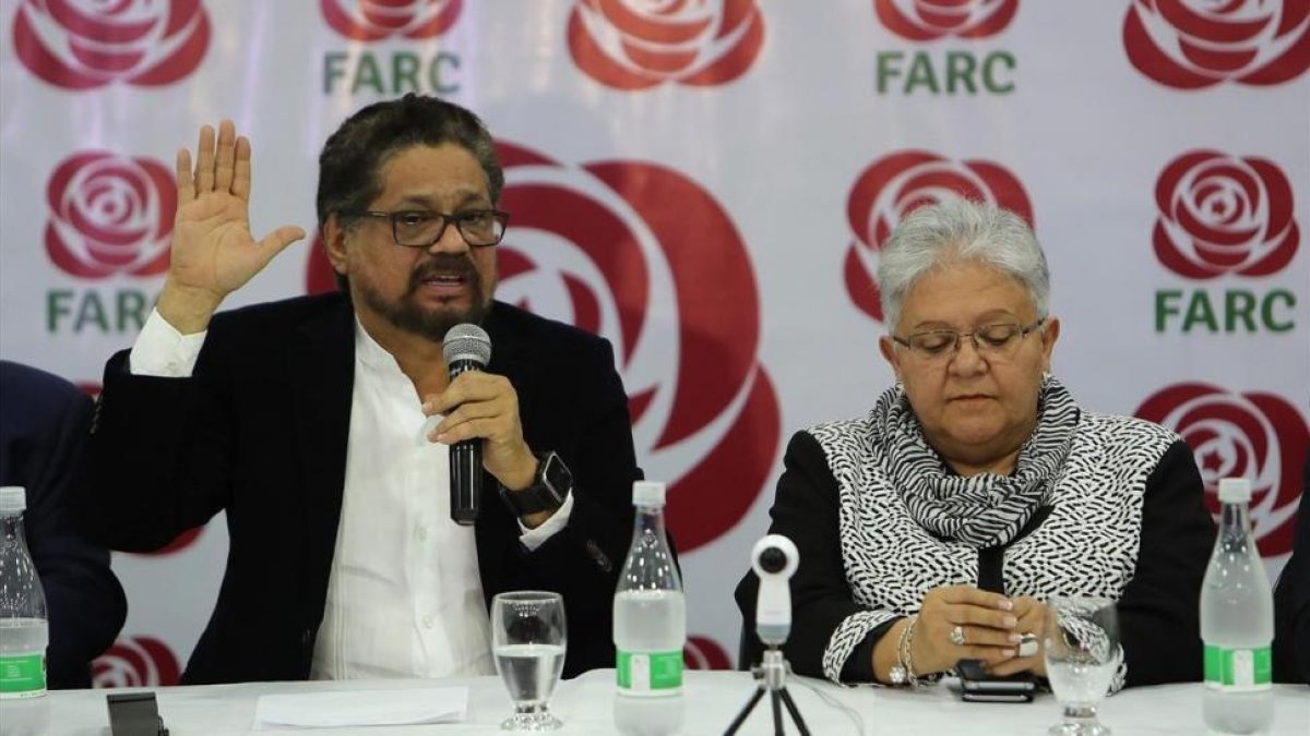 Márquez (izquierda) y Daza, en una rueda de prensa en Bogotá, el 1 de noviembre. /-EFE / MAURICIO DUEÑAS CASTAÑEDA