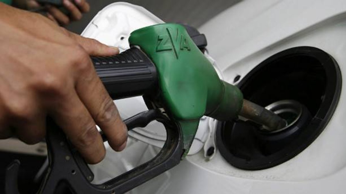 Un usuario pone carburante a su vehículo.-Foto: EFE/ A. H.