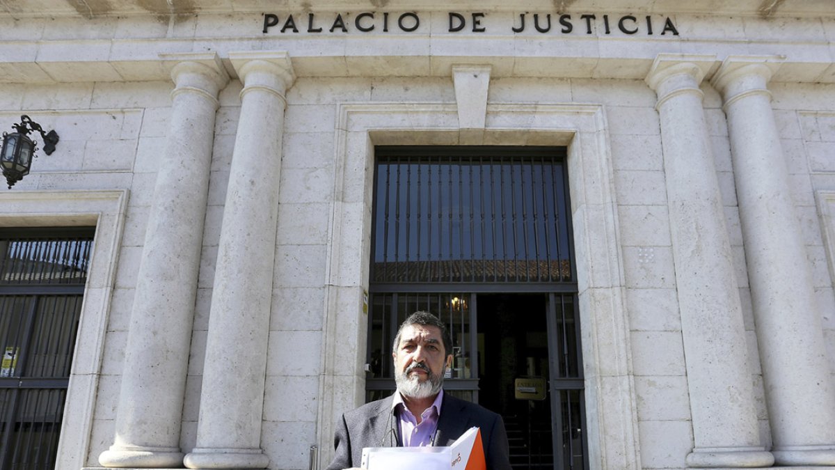 Mitadiel, el 1 de abril de 2019, al denunciar en la Fiscalía de Valladolid los sobrecostes del HUBU. ICAL