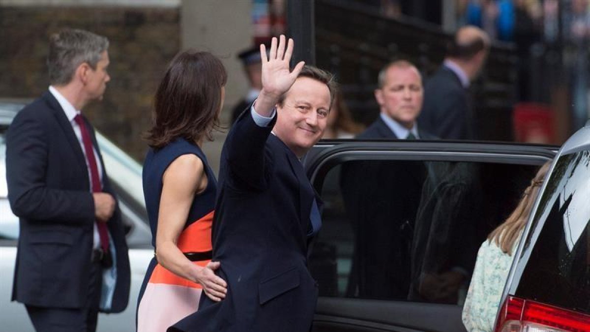 El primer ministro británico saliente, David Cameron (c), junto a su esposa Samantha (2i), mientras se despiden en el 10 de Downing Street en Londres.-EFE / WILL OLIVER