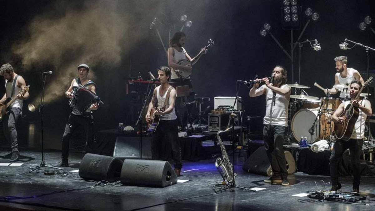 La Maravillosa Orquesta del Alcohol empezó la gira de ‘Salvavida (de las balas perdidas)’ el pasado noviembre en El Hangar y el Fórum (foto).-Santi Otero