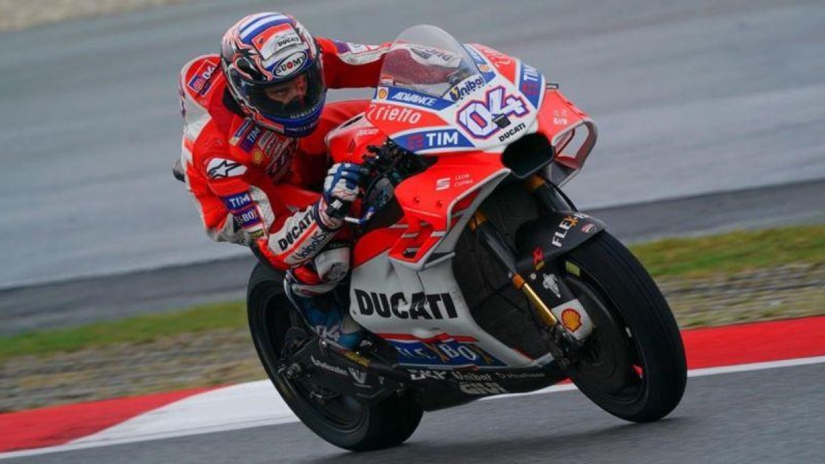 Andrea Dovizioso hoy, en Sepang (Malasia), con medio cuerpo fuera de su Ducati Desmosedici.-ALEJANDRO CERESUELA