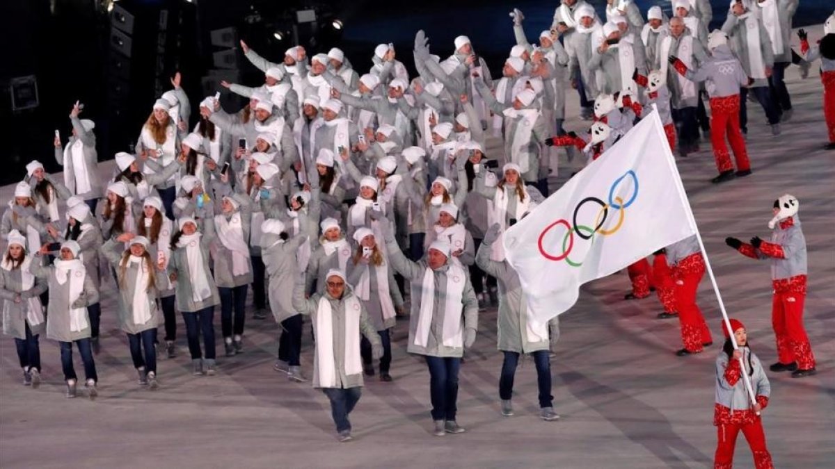 Los deportistas rusos, tras la bandera olímpica en el desfile inaugural.-REUTERS / ERIC GAILLARD