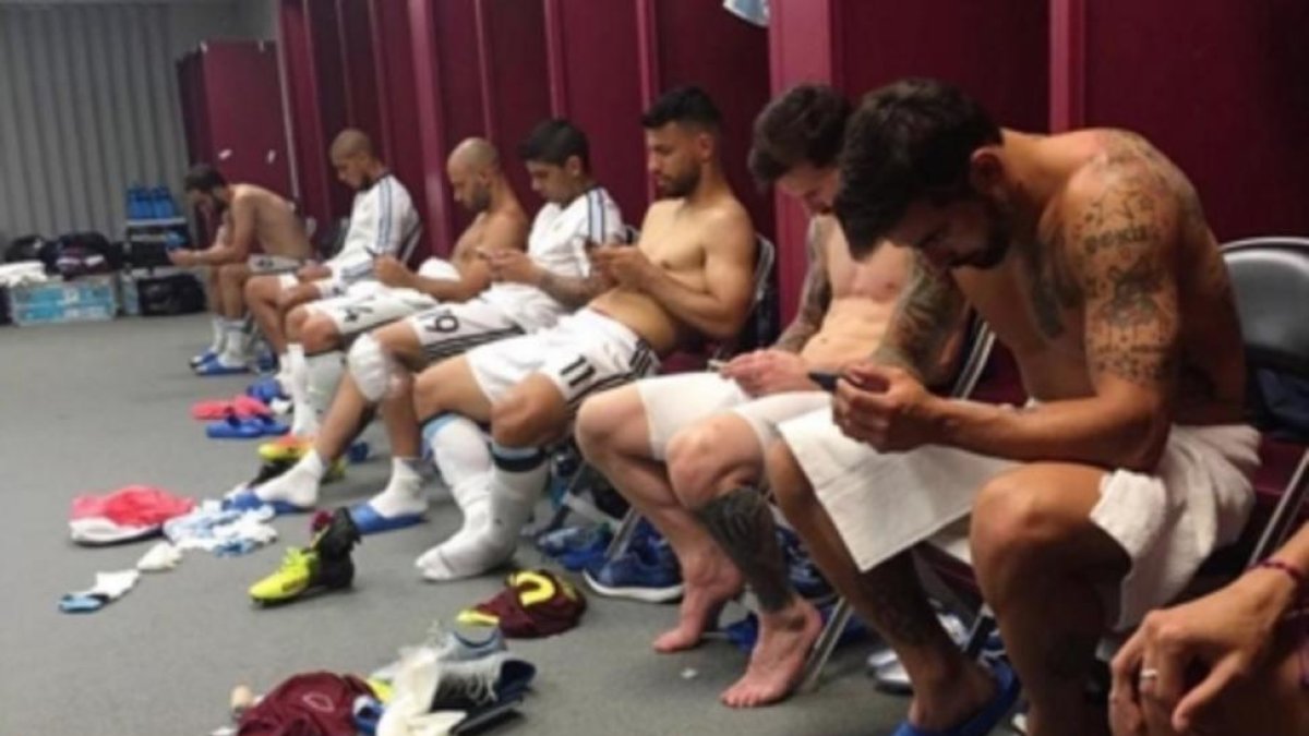 Los jugadores de Argentina, pendientes de sus teléfonos móviles tras la victoria sobre Venezuela.-INSTAGRAM