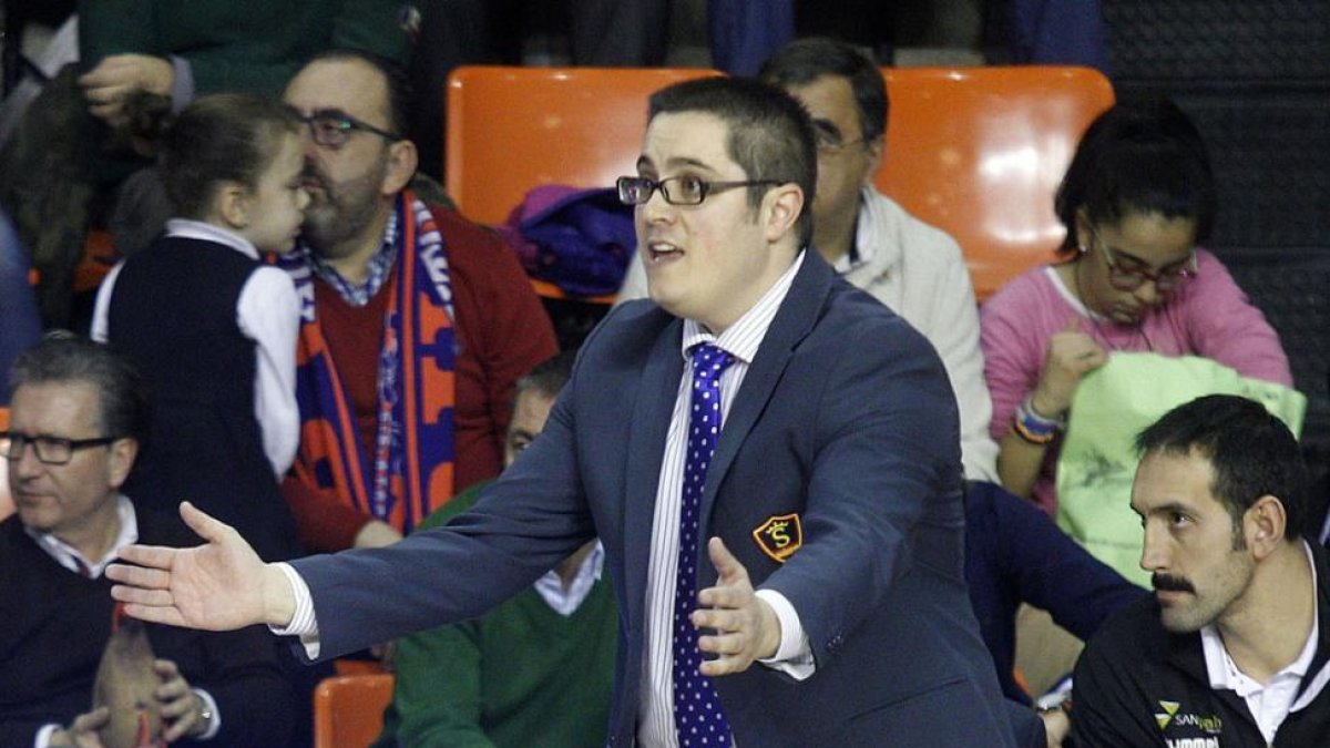 Diego Epifanio pide atención a sus jugadores durante un partido.-SANTI OTERO