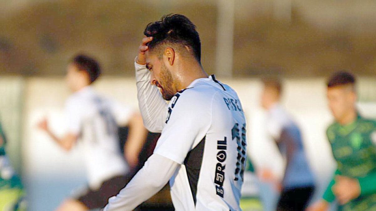 Leo Pisculichi se lamenta durante el choque disputado en Guijuelo.-BURGOS CF