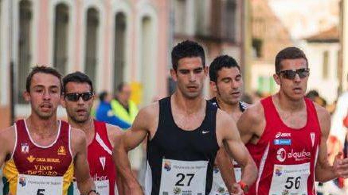Óscar Cavia (centro), durante una de las Leguas que ha disputado en Segovia esta campaña.-