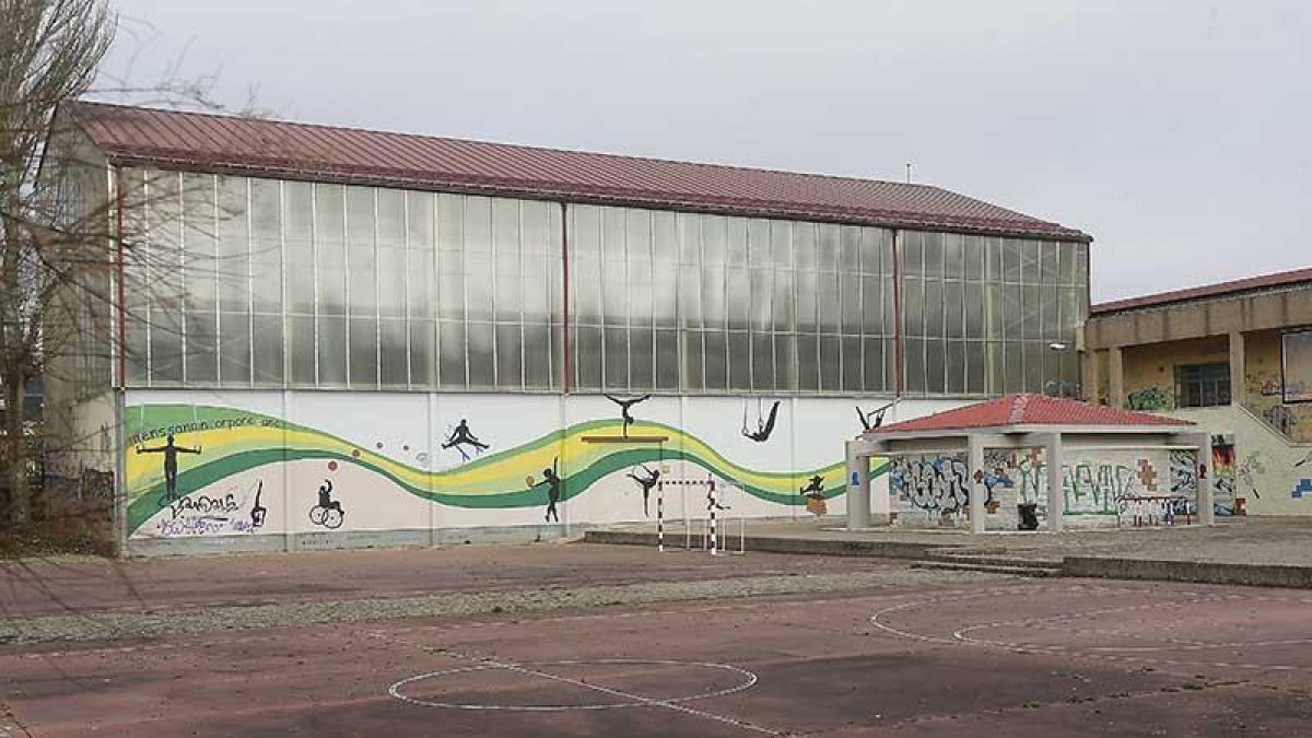 Aspecto exterior del complejo deportivo de San Pedro y San Felices.-RAÚL OCHOA