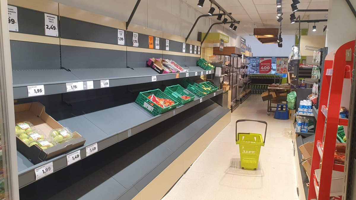 Así estaba el lunes el supermercado La Plaza de Día de la calle San Francisco