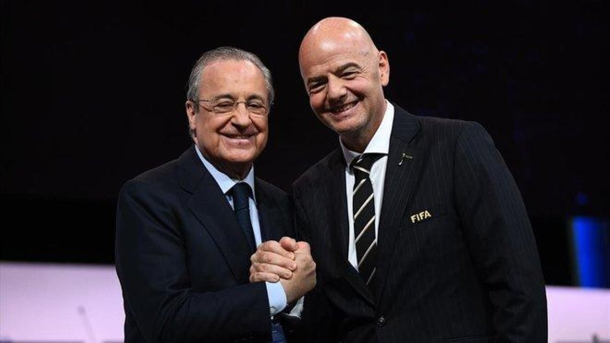 Gianni Infantino y Florentino Pérez, celebrando juntos la reelección del primero.-EL PERIÓDICO