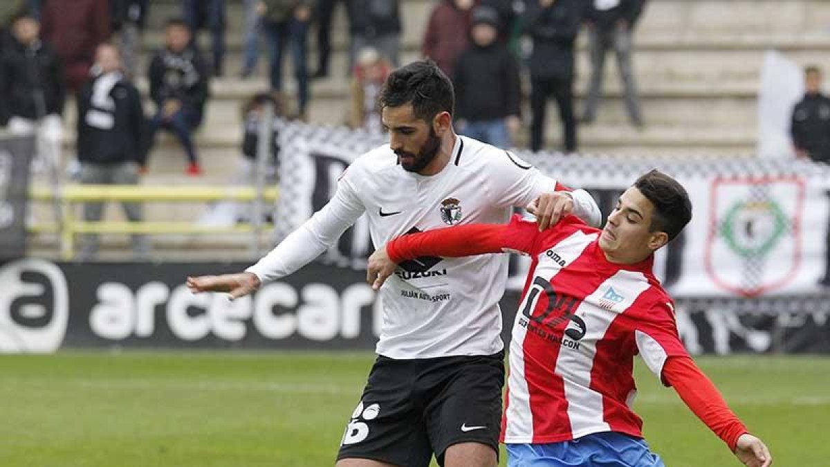 Julio Rico volverá a actuar en el eje de la defensa junto a Undabarrena.-SANTI OTERO