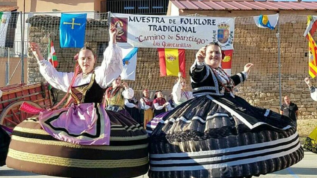 Dos danzantes de la anterior edición sacuden sus faldas.-ISRAEL L. MURILLO