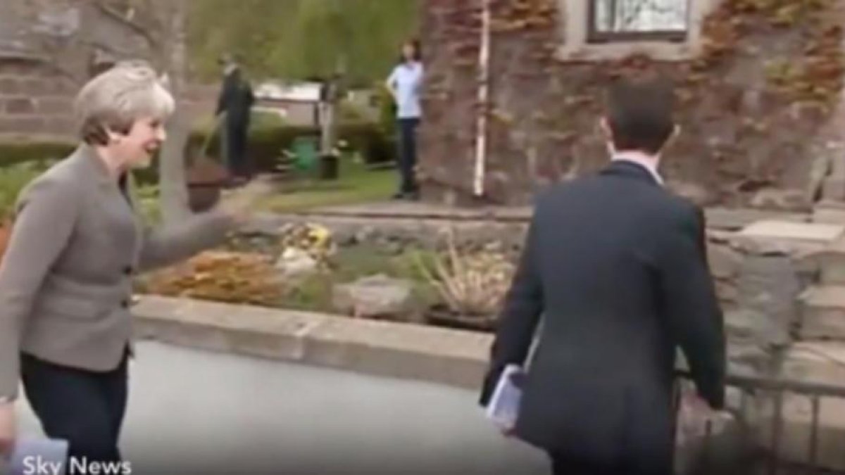 May intentando sin éxito repartir panfletos en Escocia.-
