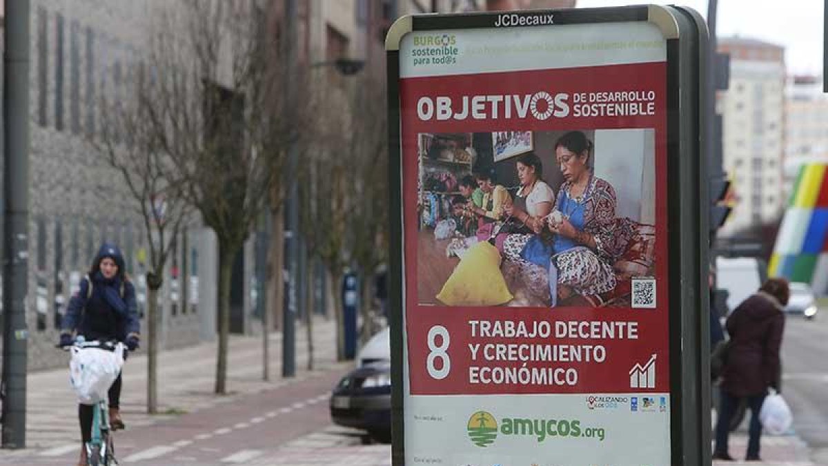 La campaña está presente en el mobiliario urbano de la capital como en este cartel de la avenida de la Paz.-RAÚL G. OCHOA