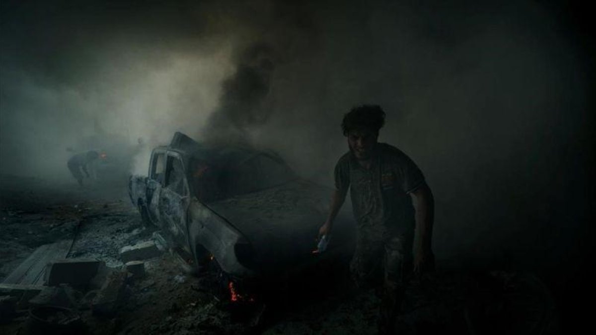 RICARDO GARCIA VILANOVA-Imagen tomada poco después de estallar un coche bomba accionado por un suicida en Sirte.